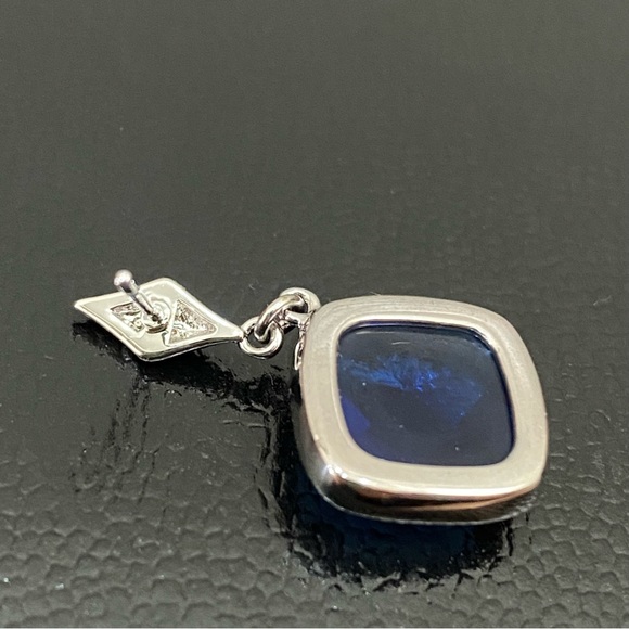 Unsigned Rounded Square-shaped Blue Faceted Crystal Earrings - Picture 11 of 13